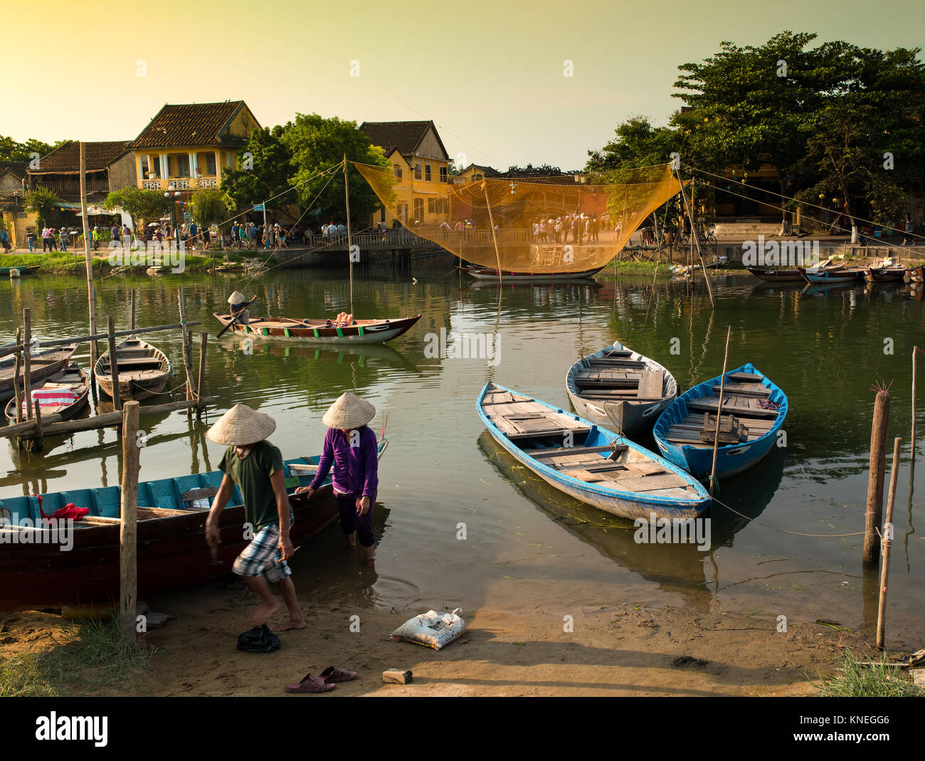 Des bateaux touristiques touristiques traditionnels. Vue sur la vieille ville de Hoi An à partir de la rivière. . Banque D'Images