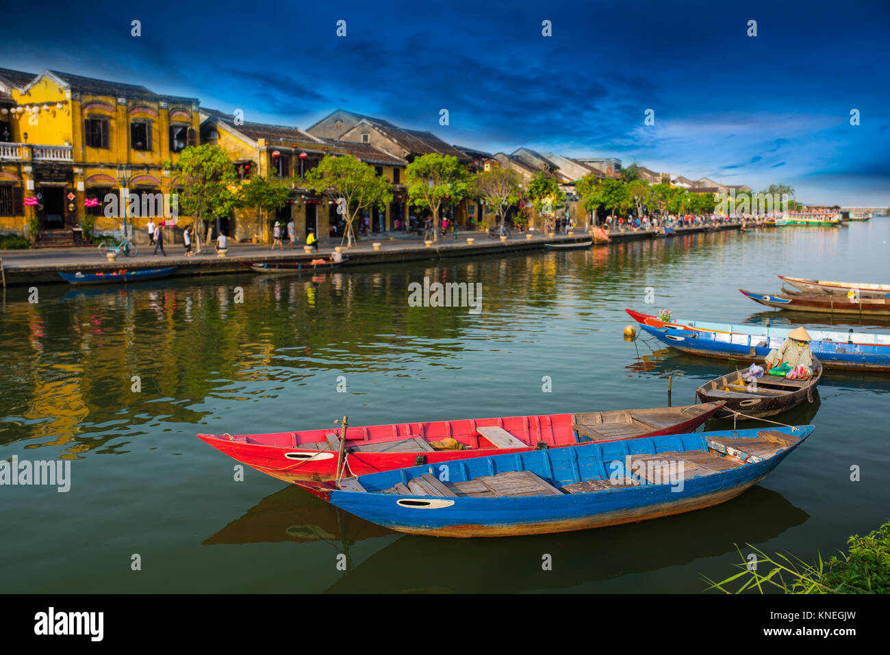 Des bateaux touristiques touristiques traditionnels. Vue sur la vieille ville de Hoi An à partir de la rivière. Banque D'Images