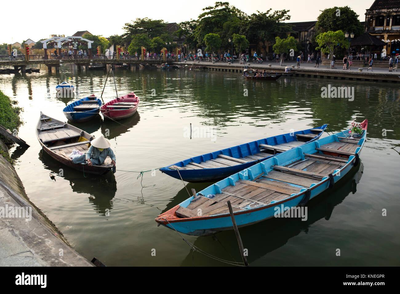 Vue sur la vieille ville de Hoi An à partir de la rivière. Bateaux dans l'avant-plan. Banque D'Images