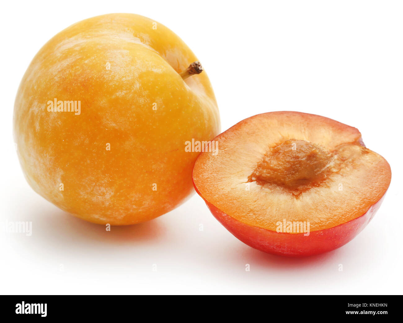 Les prunes fraîches sur fond blanc Banque D'Images