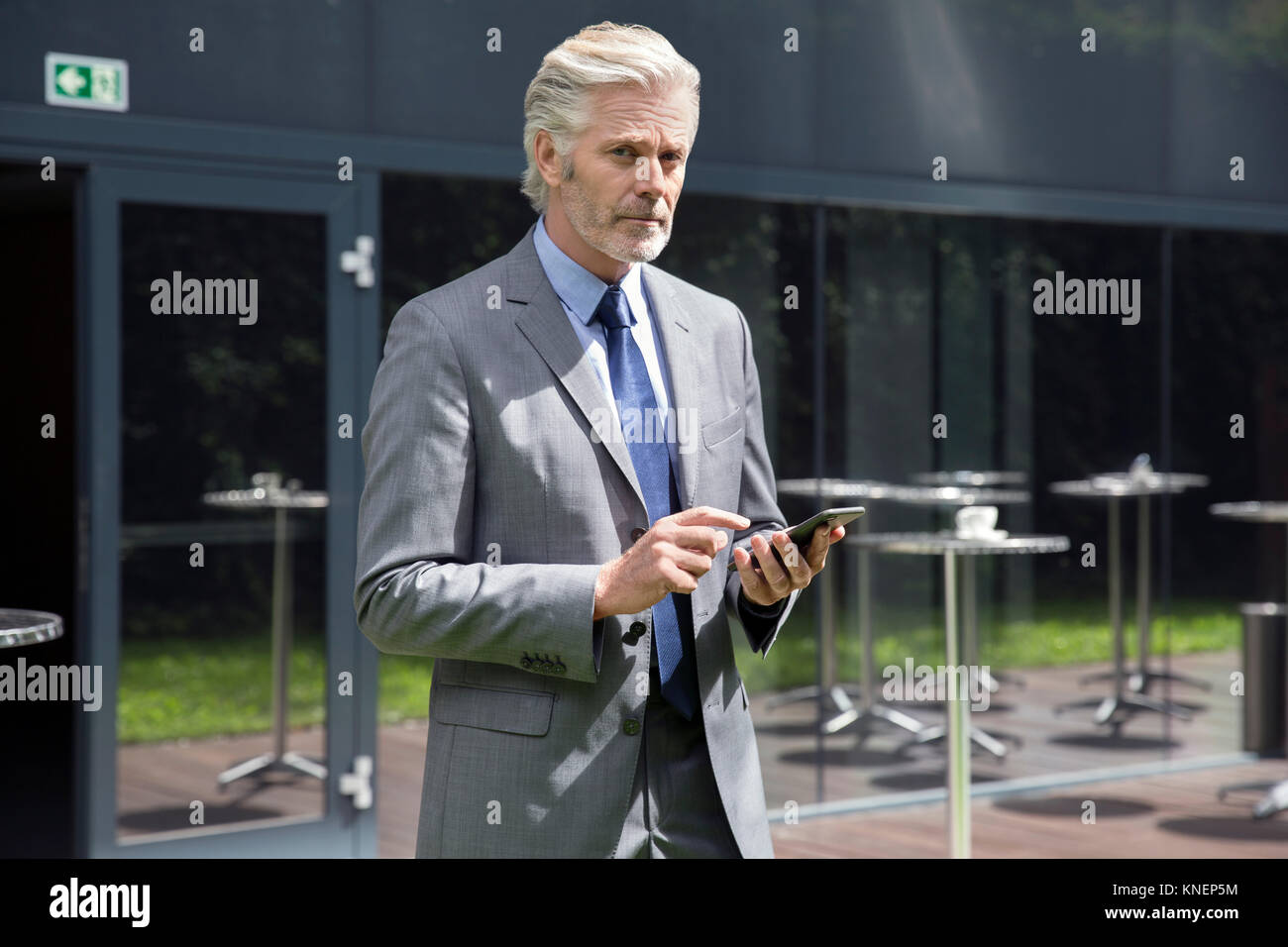 Businessman texting on smartphone Banque D'Images