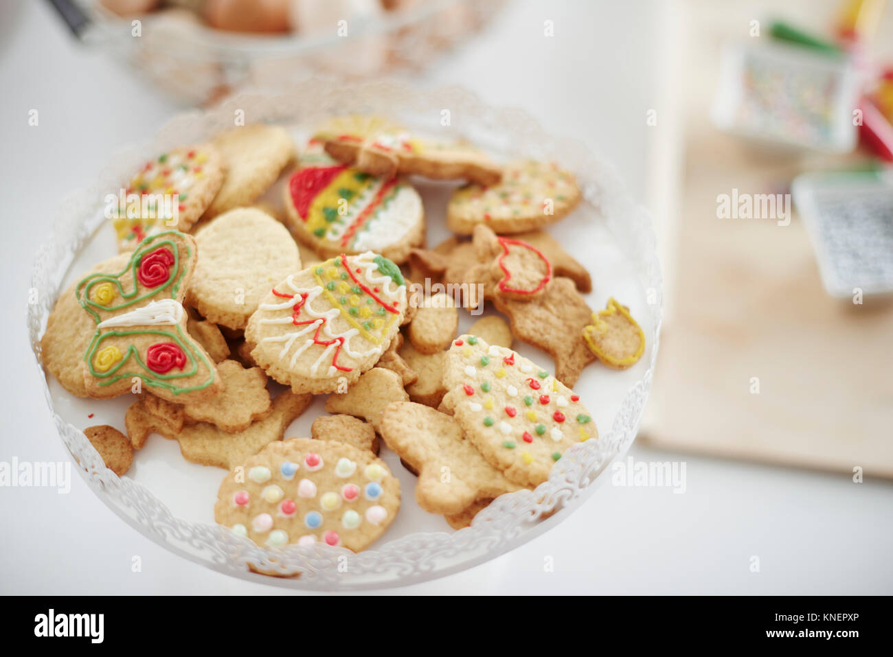 Plat de biscuits de pâques décorés sur le comptoir de la cuisine Banque D'Images