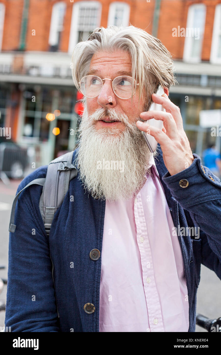 Homme mature en plein air, using smartphone Banque D'Images