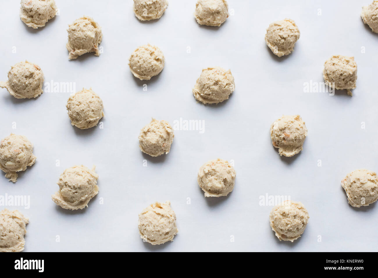 Boules de pâte à biscuits sur une plaque à pâtisserie, close-up Banque D'Images