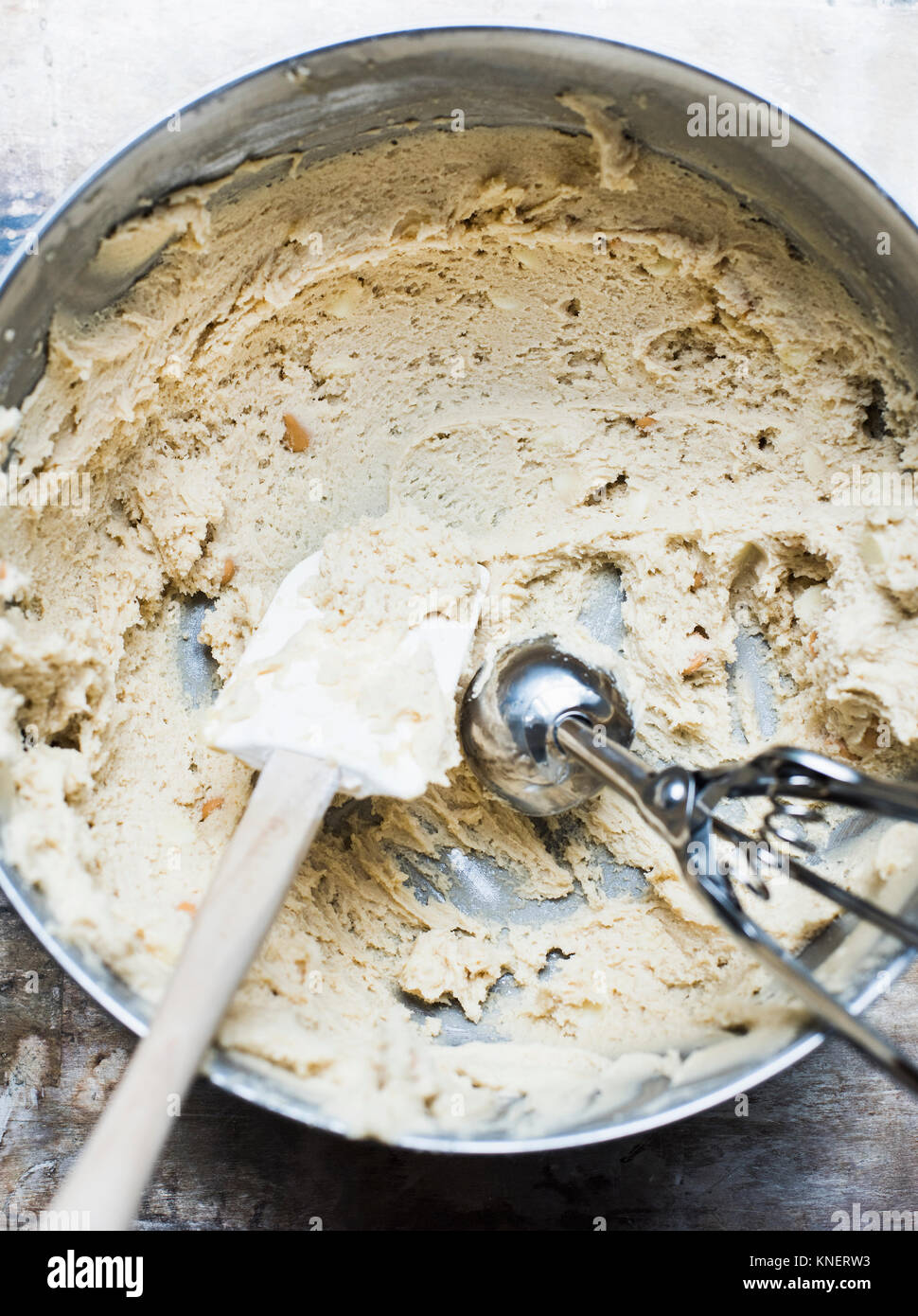 La pâte à biscuits dans un bol à mélanger, close-up Banque D'Images