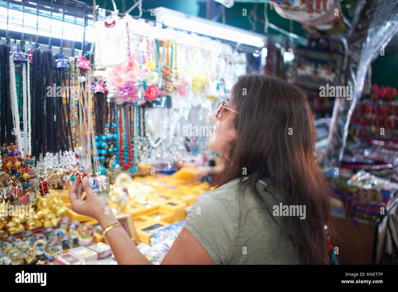 Woman boutique souvenirs sur market stall, Bangkok, Krung Thep, Thailande, Asie Banque D'Images