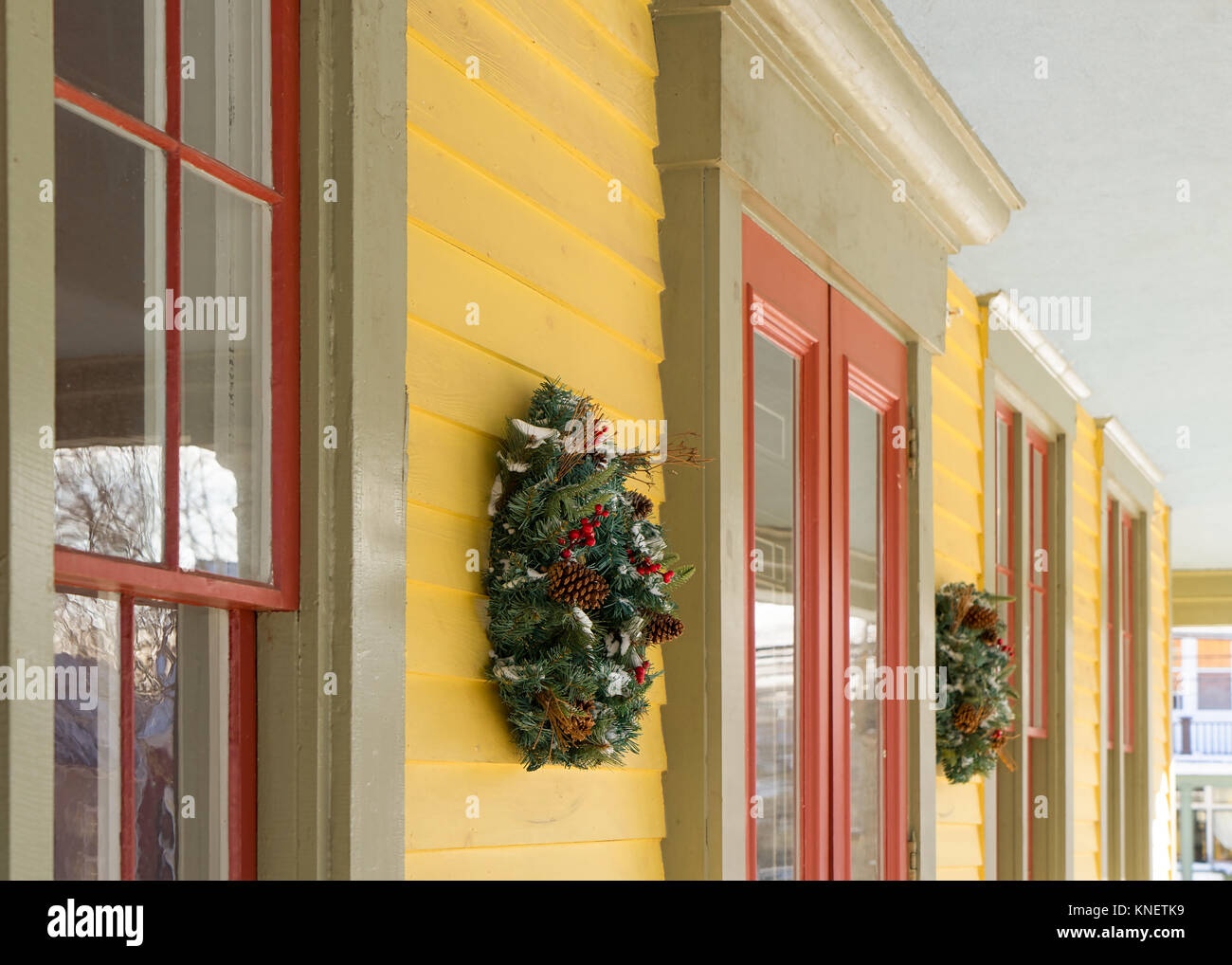 Des couronnes de Noël décorant la façade d'une maison plus ancienne. Banque D'Images