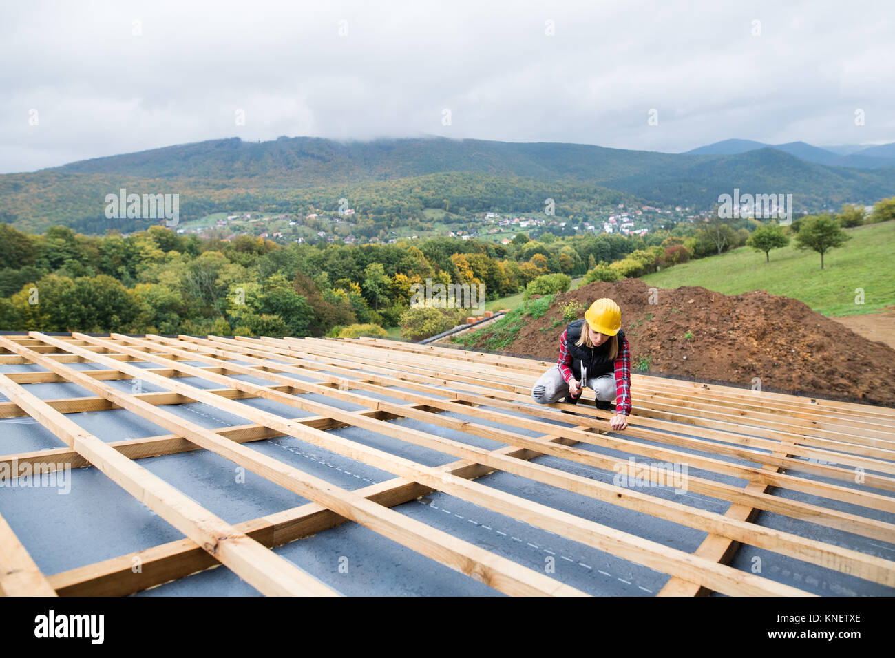 Jeune femme sur le site de construction. Banque D'Images