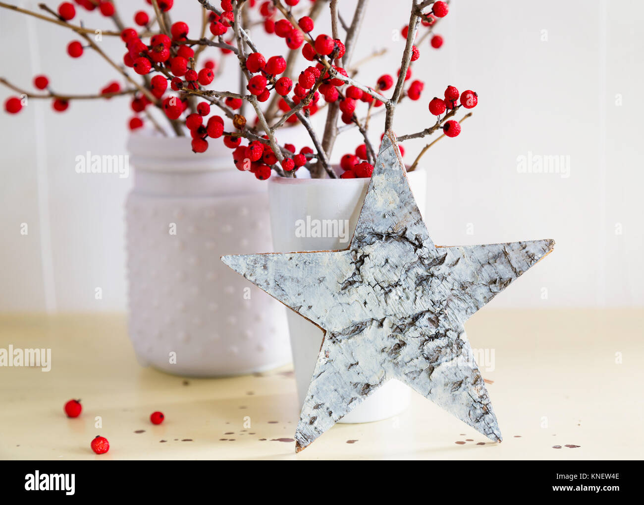 Décorations naturelles, de l'écorce de star ornament et winterberries. Banque D'Images