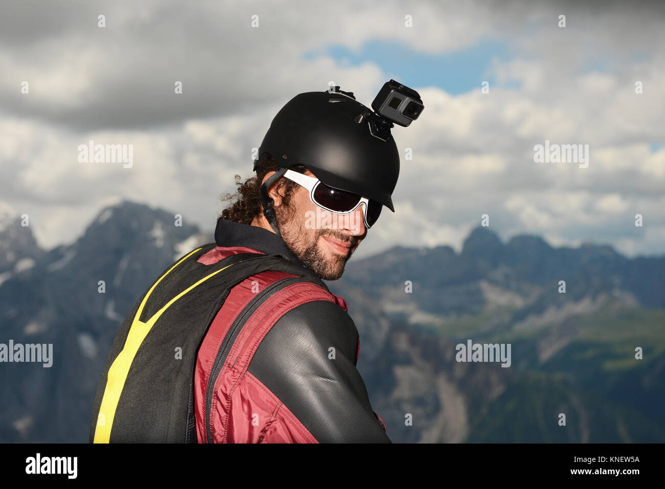 Cavalier de base portant sur l'appareil photo d'action avec wingsuit  casque, Dolomites, Canazei, Trentin-Haut-Adige, Italie, Europe Photo Stock  - Alamy
