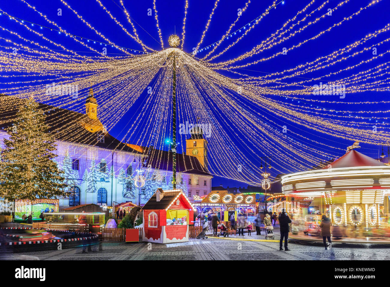 Sibiu, Roumanie. Marché de Noël au crépuscule. La Transylvanie, Roumanie. Banque D'Images