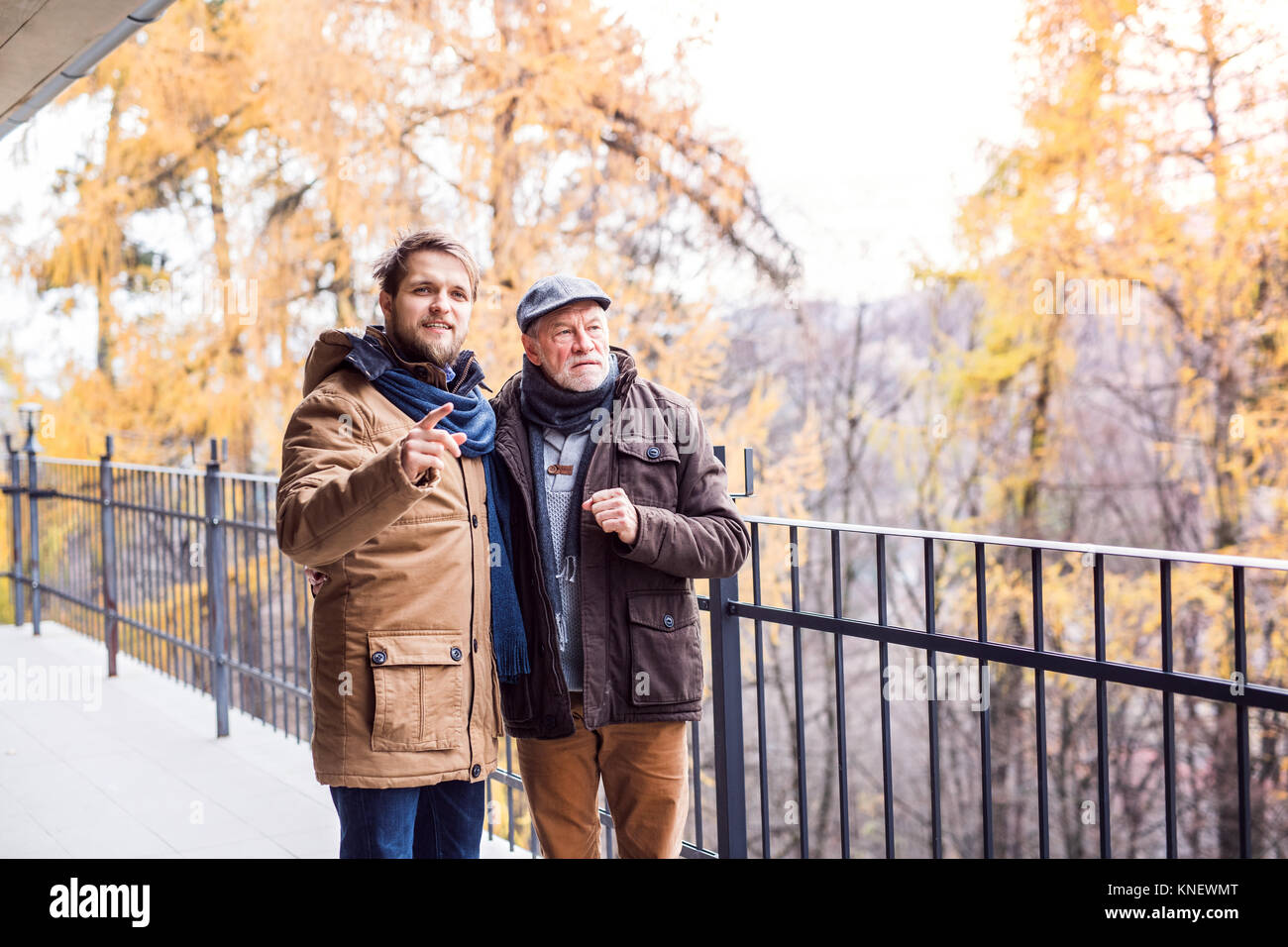 Les père et son jeune fils lors d'une promenade. Banque D'Images