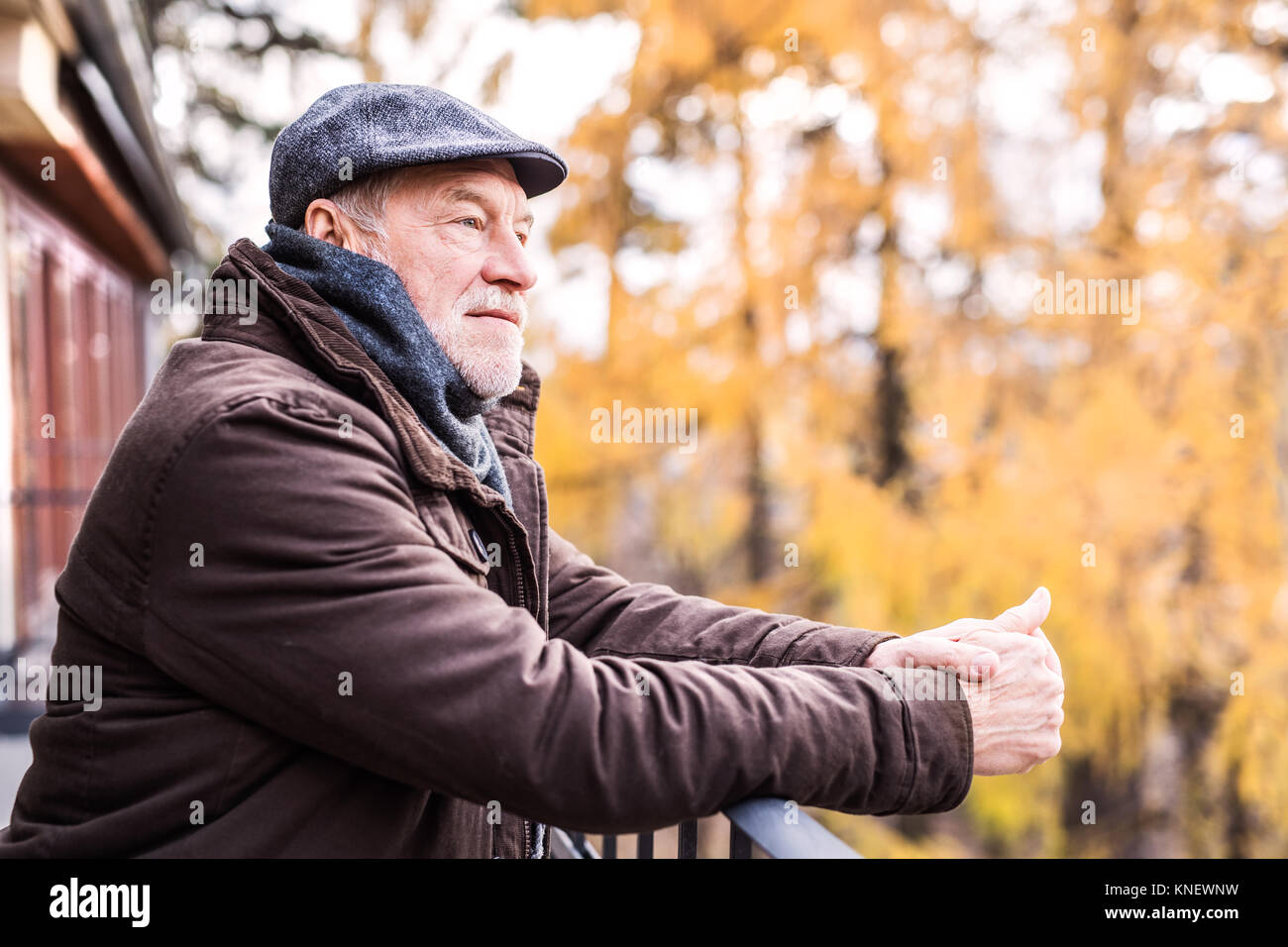 Man reposant sur une terrasse à l'automne la nature. Banque D'Images