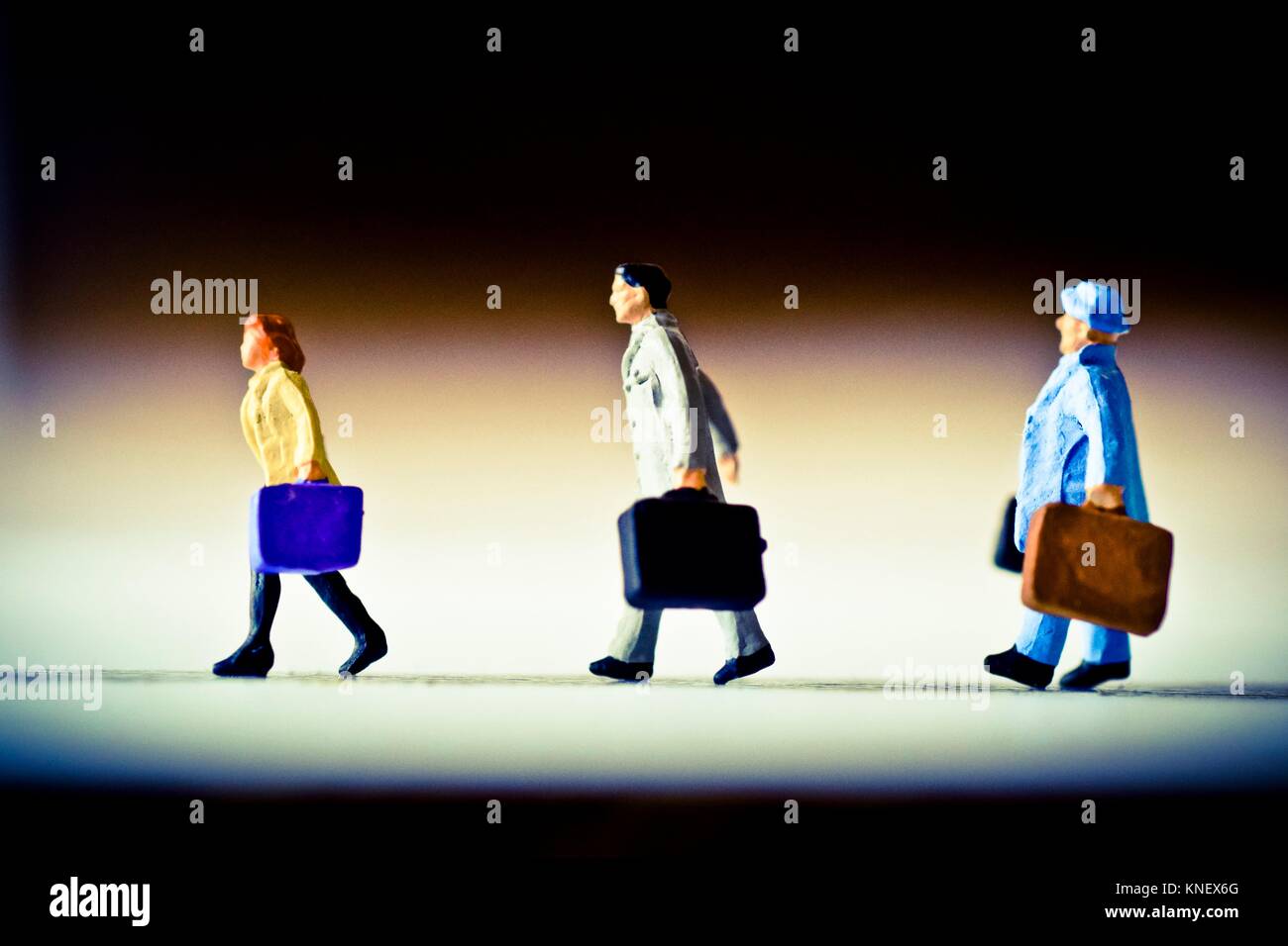 Les affaires, voyage. Trois voyageurs marchant avec leur valise. Banque D'Images