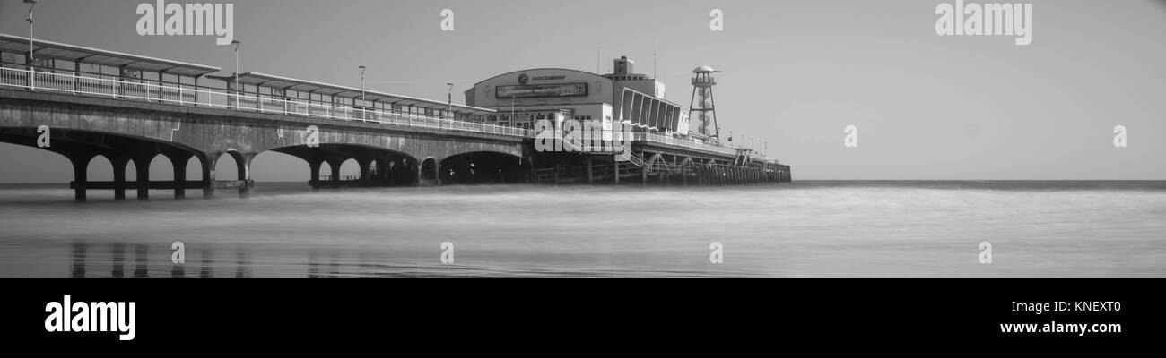 Une sensation de froid noir et blanc longue exposition de la jetée de Bournemouth. Banque D'Images