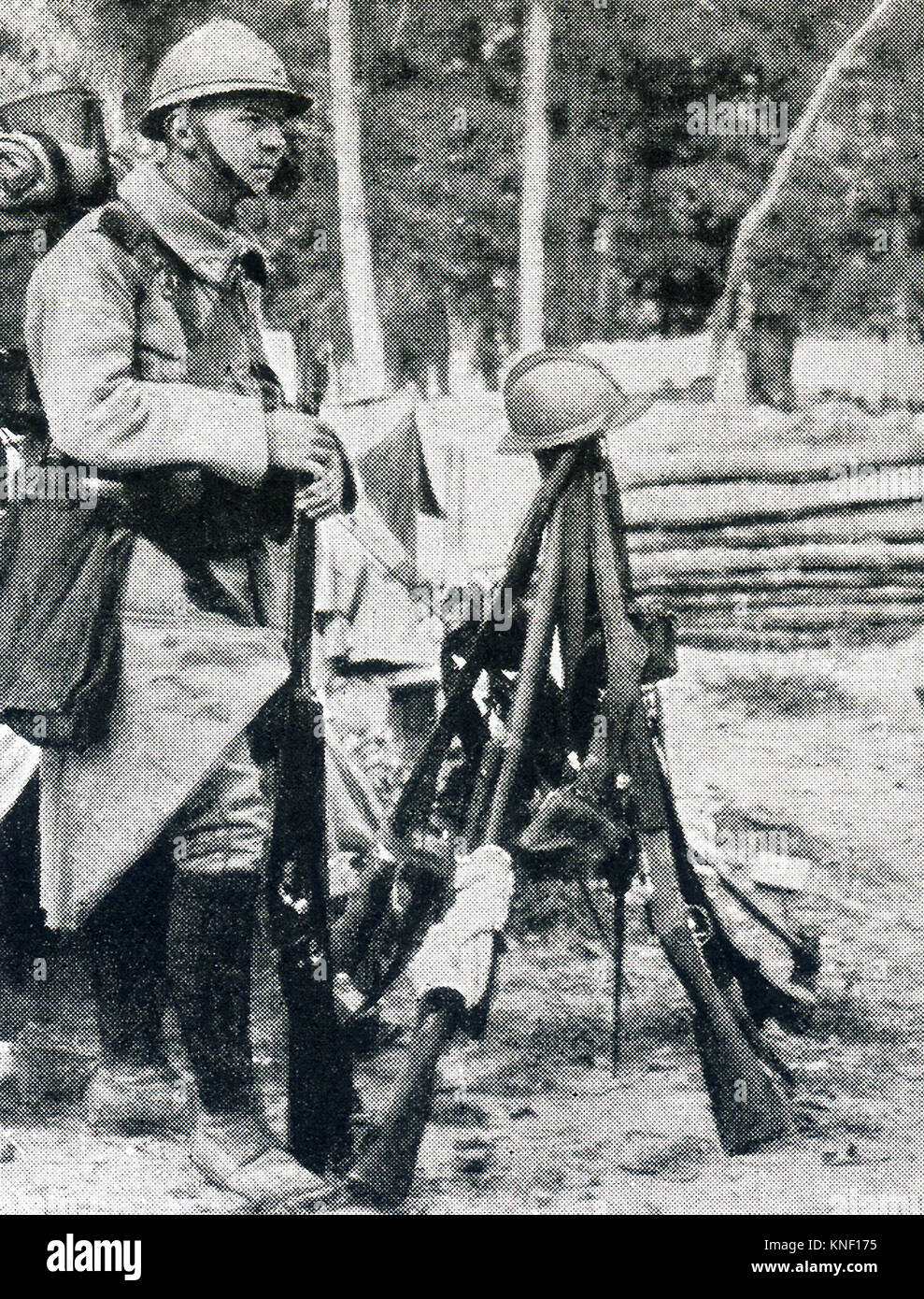 La légende de cette photo qui date d'entre 1914 et 1917 (époque de la Première Guerre mondiale) se lit comme suit : Le nouveau modèle de soldat français. En plus de son fusil et de l'équipement ordinaire il porte le sac à ses côtés avec l'utilisation des cartouches et trois grenades. Banque D'Images