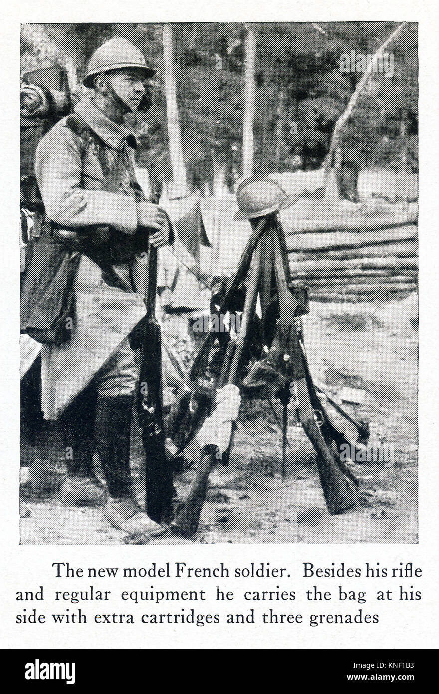 La légende de cette photo qui date d'entre 1914 et 1917 (époque de la Première Guerre mondiale) se lit comme suit : Le nouveau modèle de soldat français. En plus de son fusil et de l'équipement ordinaire il porte le sac à ses côtés avec l'utilisation des cartouches et trois grenades. Banque D'Images