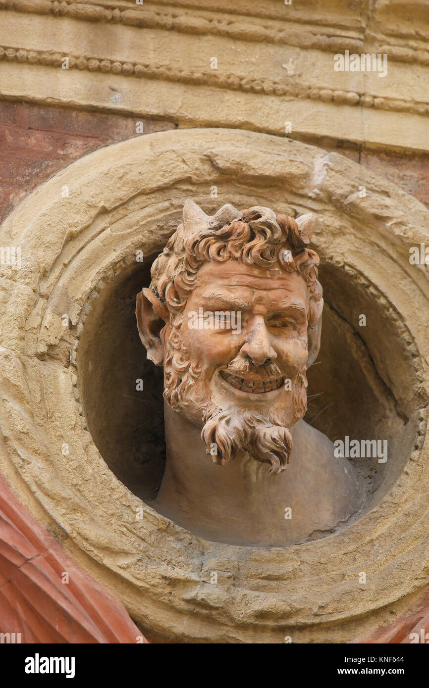 Buste d'un Satyre au Palazzo Bolognini Amorini Salina, une architecture Renaissance palace situé sur la Piazza Santo Stefano à Bologne, en Italie. Banque D'Images