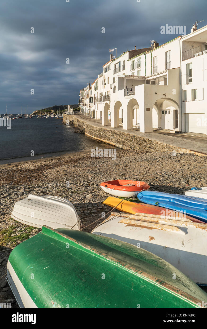 Les barques au bord de l'eau, Cadaques, sur la Costa Brava, Espagne Banque D'Images