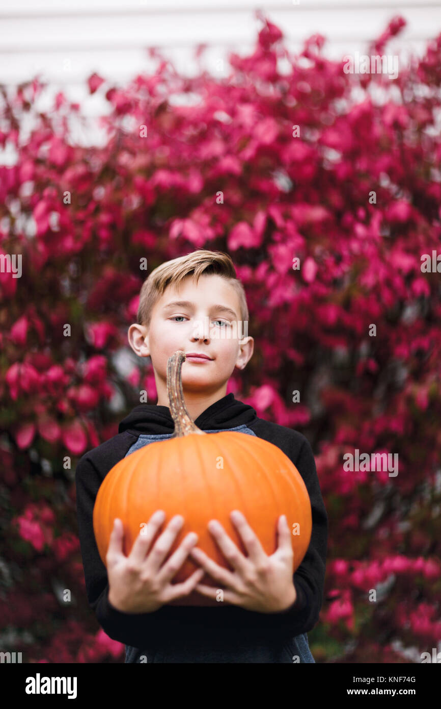Portrait of boy holding pumpkin Banque D'Images