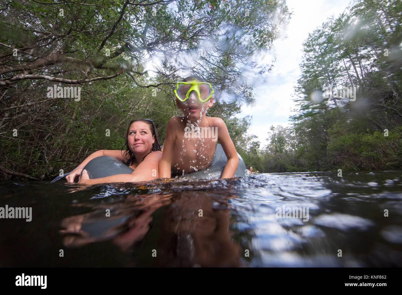 Mère et fils natation dans l'eau, Destin, Floride Banque D'Images