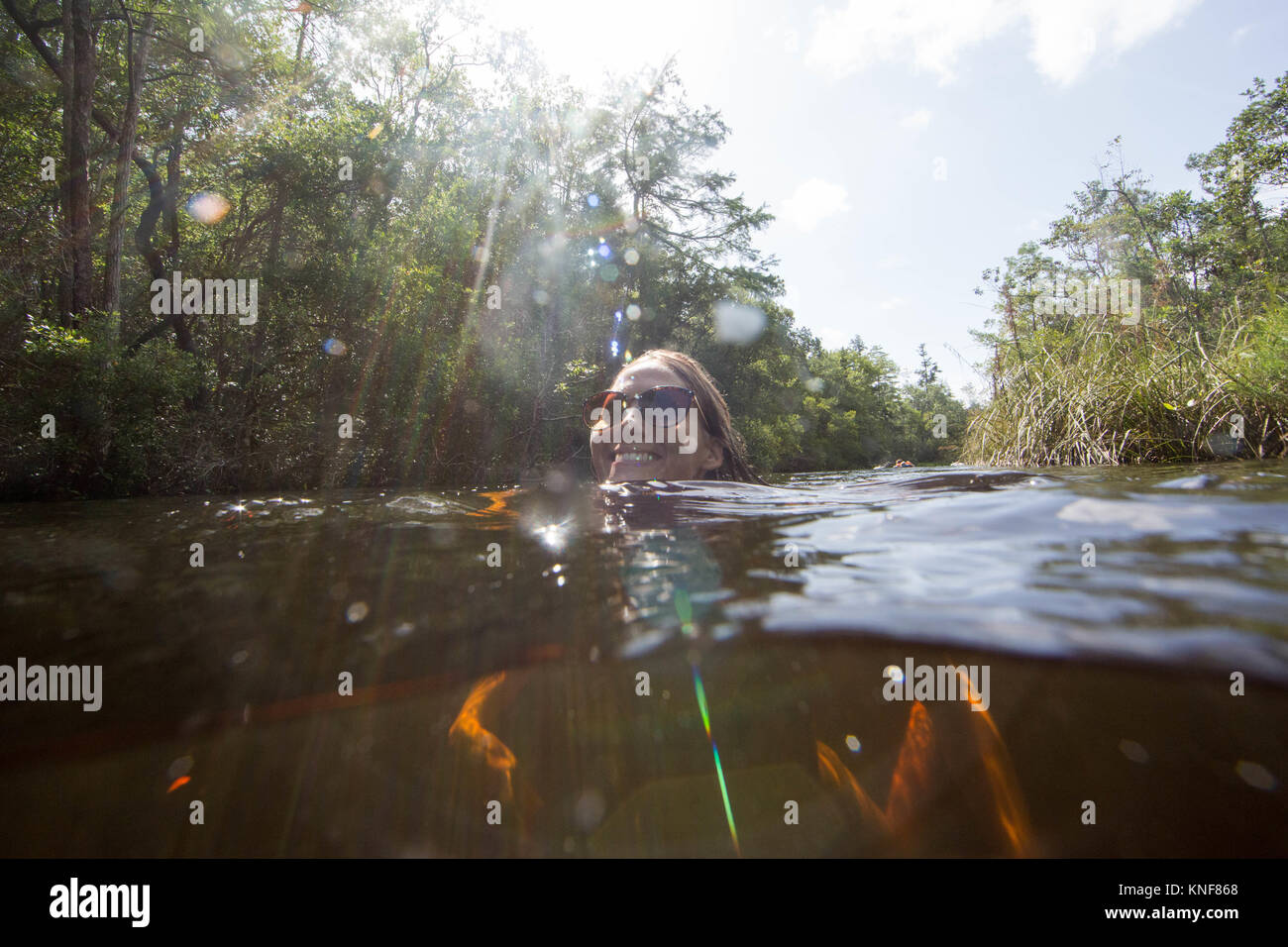 Une femme dans l'eau, Destin, Floride Banque D'Images