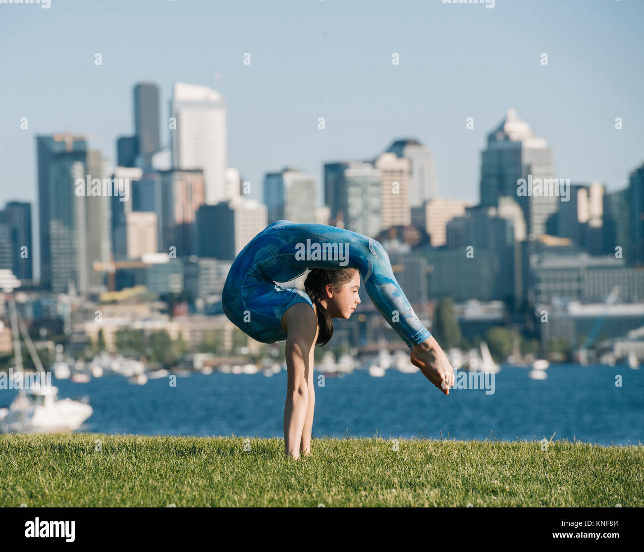 Adolescente en plein air, en équilibre sur les mains en position de yoga Banque D'Images