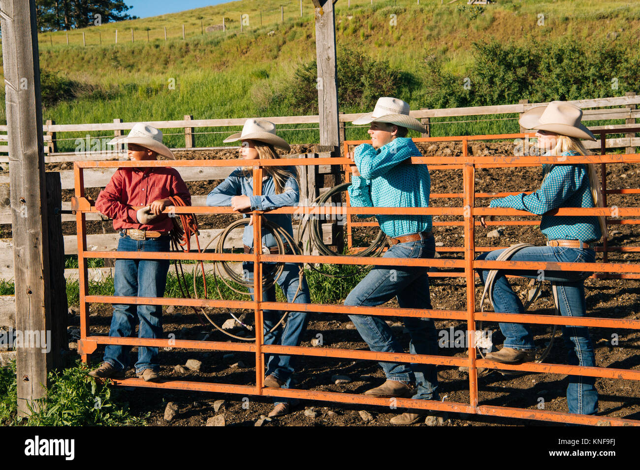 Cowboys et cowgirls leaning on porte, à l'écart, Enterprise, Oregon, United States, Amérique du Nord Banque D'Images