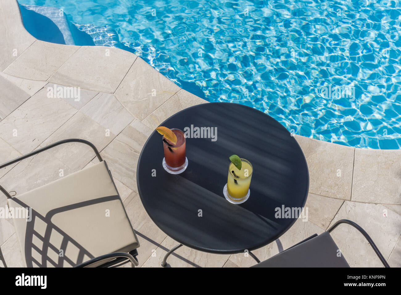 Vue de dessus de table de la piscine et des cocktails, Villasimius, Sardaigne, Italie Banque D'Images