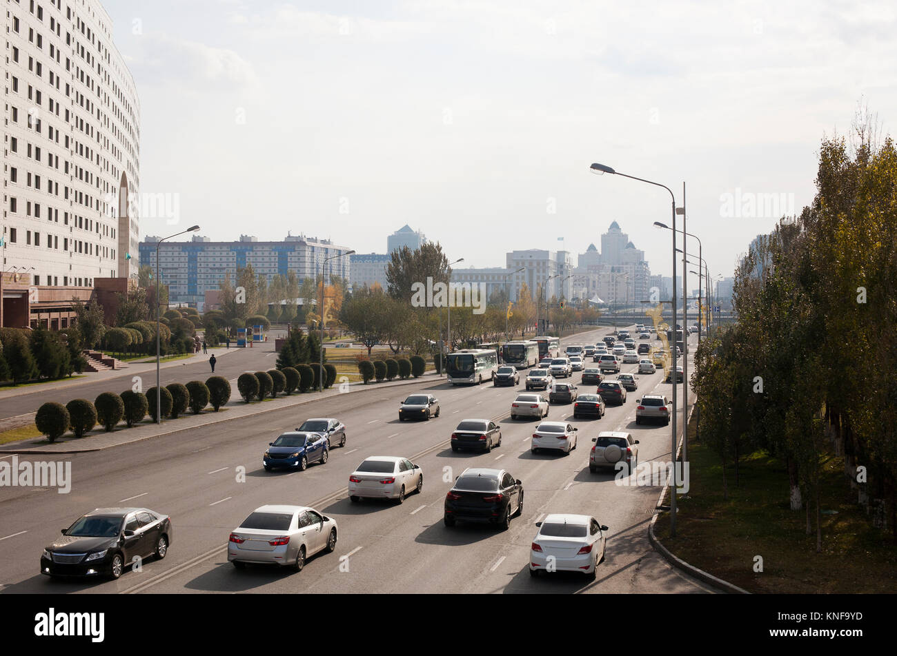 Voitures sur la double voie du chariot dans une rue animée, Astana, Kazakhstan, Asie Banque D'Images