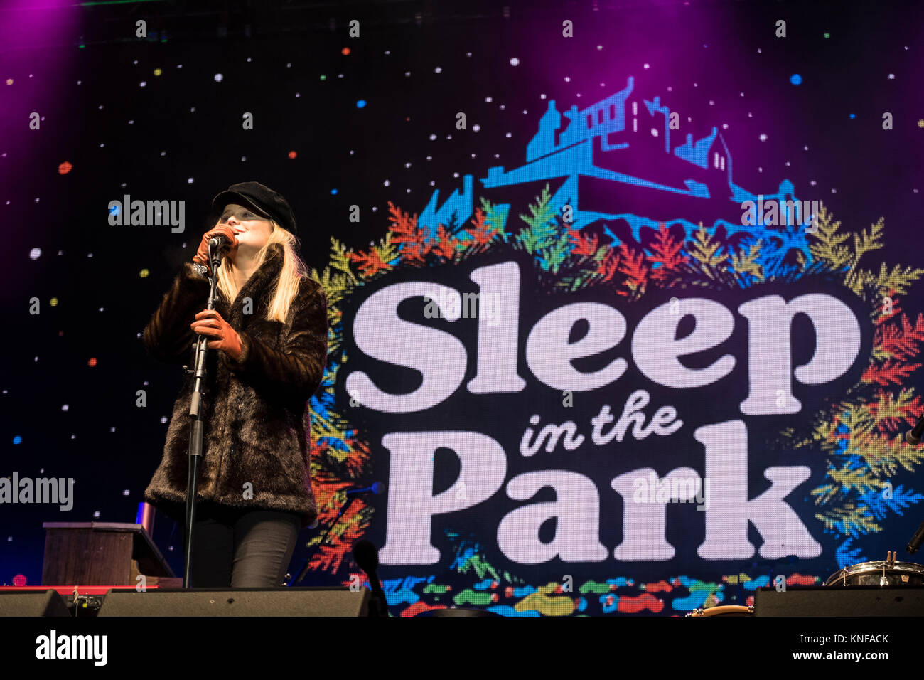 Sharon Martin effectue à dormir dans le parc, qui s'est tenue à des jardins de Princes Street d'Édimbourg, a vu près de 9000 personnes dorment à l'extérieur pour obtenir de l'argent et l'aw Banque D'Images