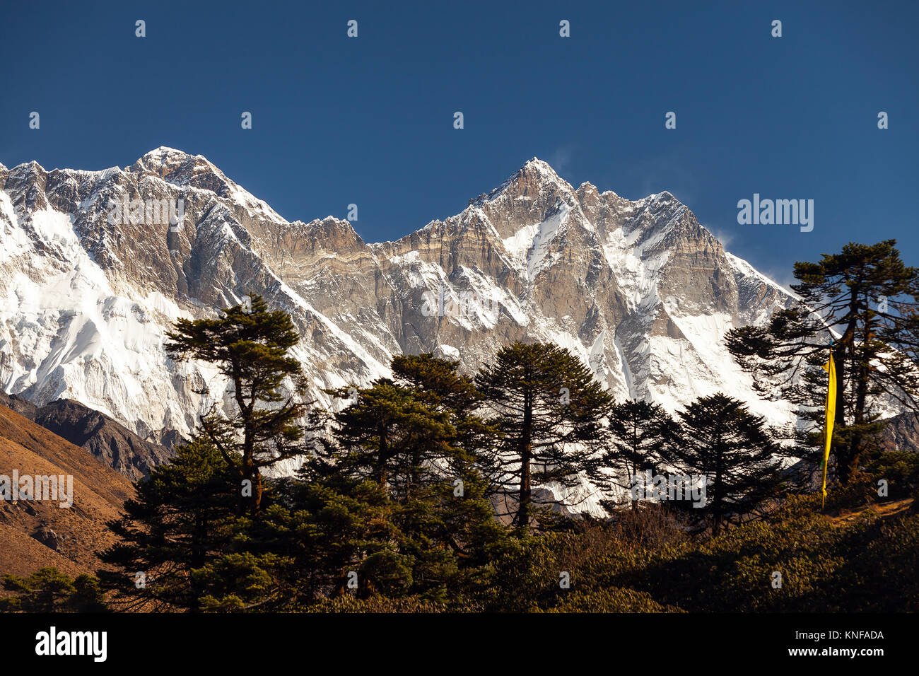 Le mont Everest antenne épique plan large de sommets enneigés des montagnes rocheuses à froid Banque D'Images