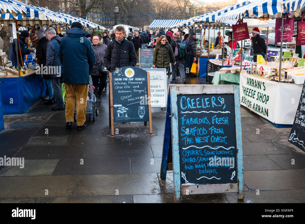 Les agriculteurs de plein air week-end's market qui a lieu au pied du Château d'Edimbourg en Ecosse, Edinburgh , Royaume-Uni Banque D'Images