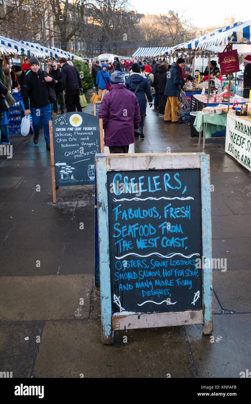 Les agriculteurs de plein air week-end's market qui a lieu au pied du Château d'Edimbourg en Ecosse, Edinburgh , Royaume-Uni Banque D'Images