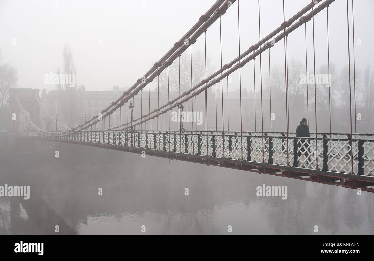 Glasgow, R.-U., 10 décembre 2017, South Portland suspension passerelle sur la rivière Clyde à Glasgow par temps brumeux. Banque D'Images