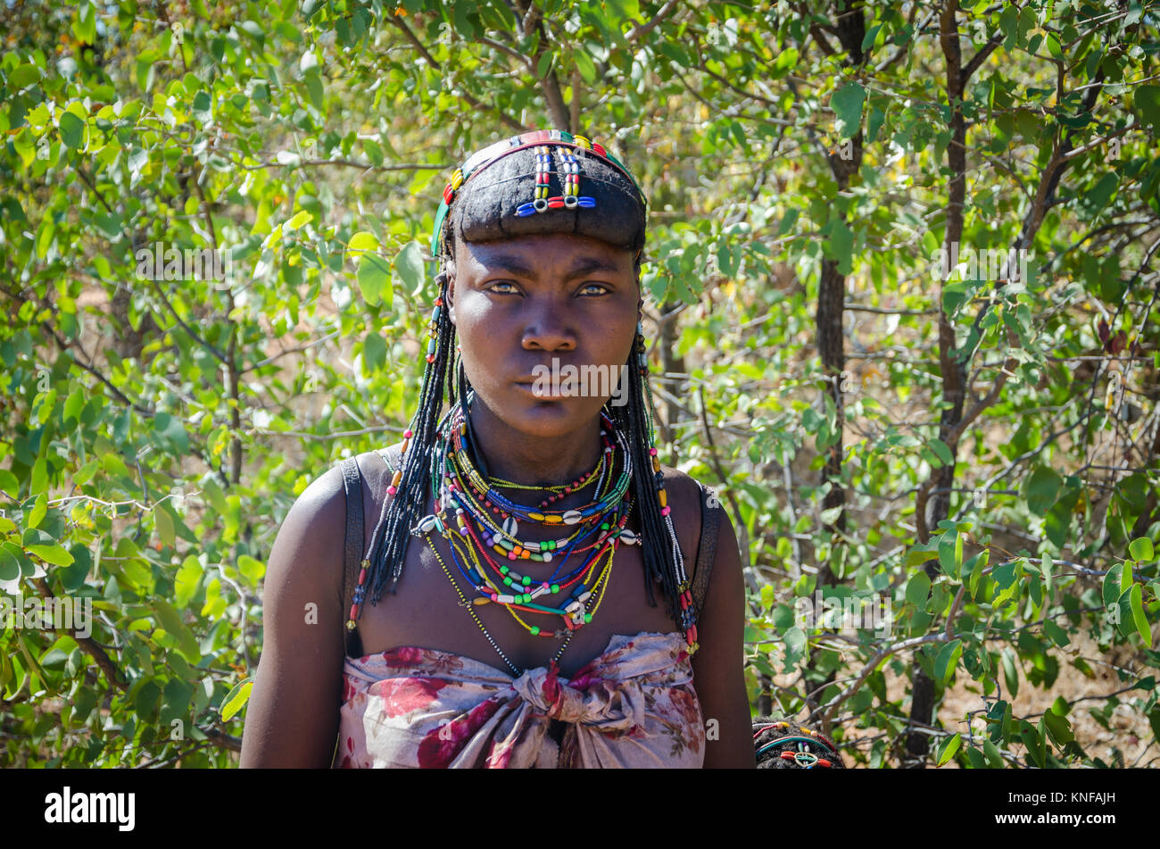 Mucawana Muhacaona ou Portrait de femme tribu avec de beaux bijoux de perles colorées et d'élaborer un sèche Banque D'Images