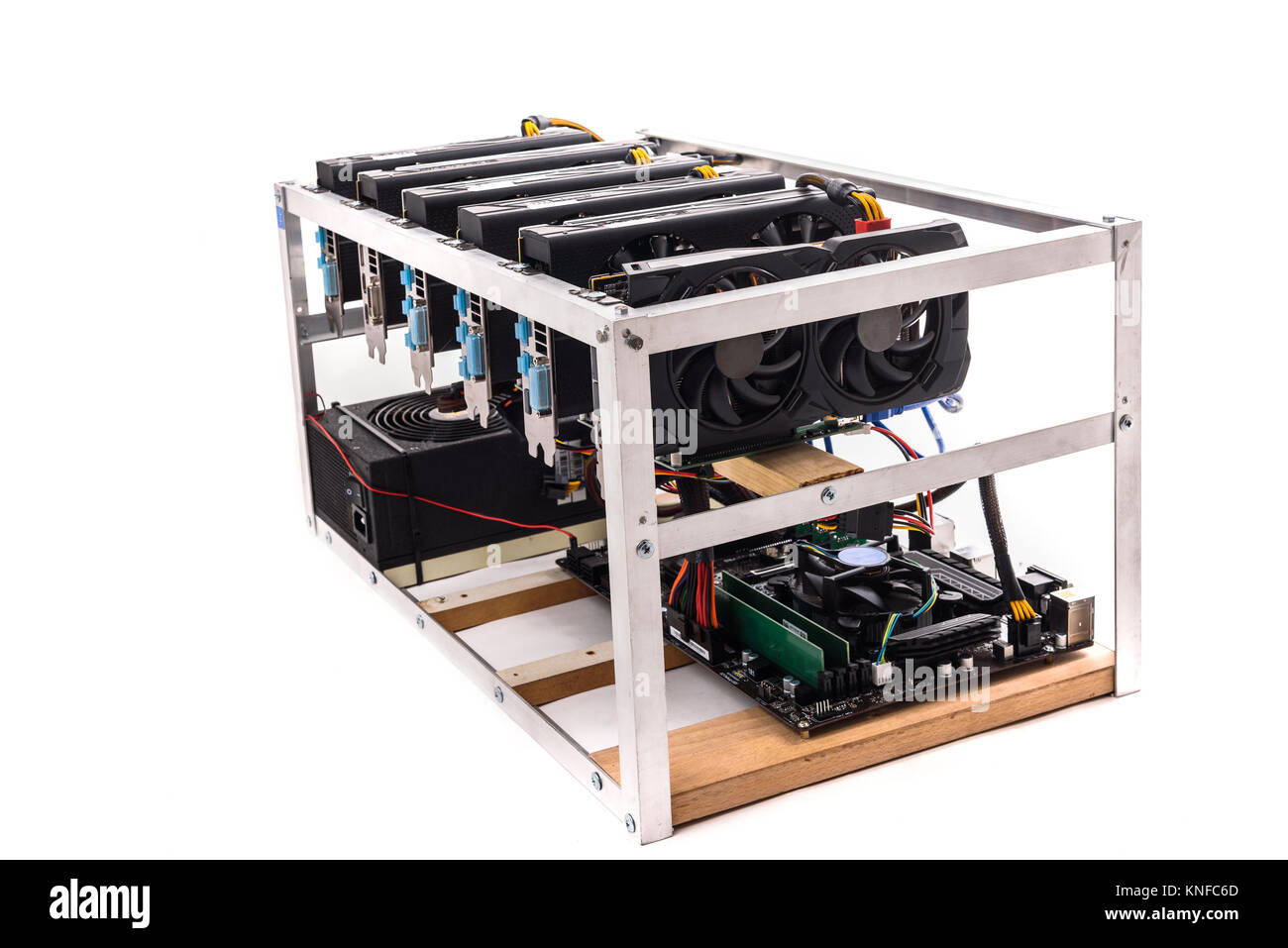 Bitcoin altcoin Cryptocurrency ethereum carte graphique miner mining rig. Crypto fait maison equipement minier de devises en cas d'aluminium avec carte mère, Banque D'Images