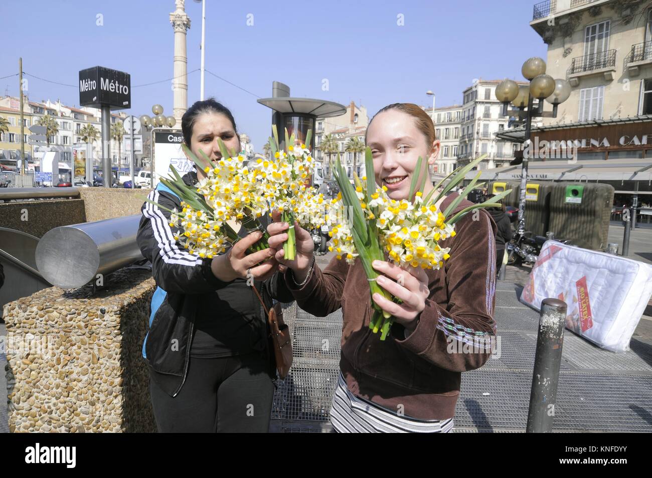 Marseille France De La Rue Du Marche A Castellane Square Gypsy Girls Vente De Fleurs Photo Stock Alamy