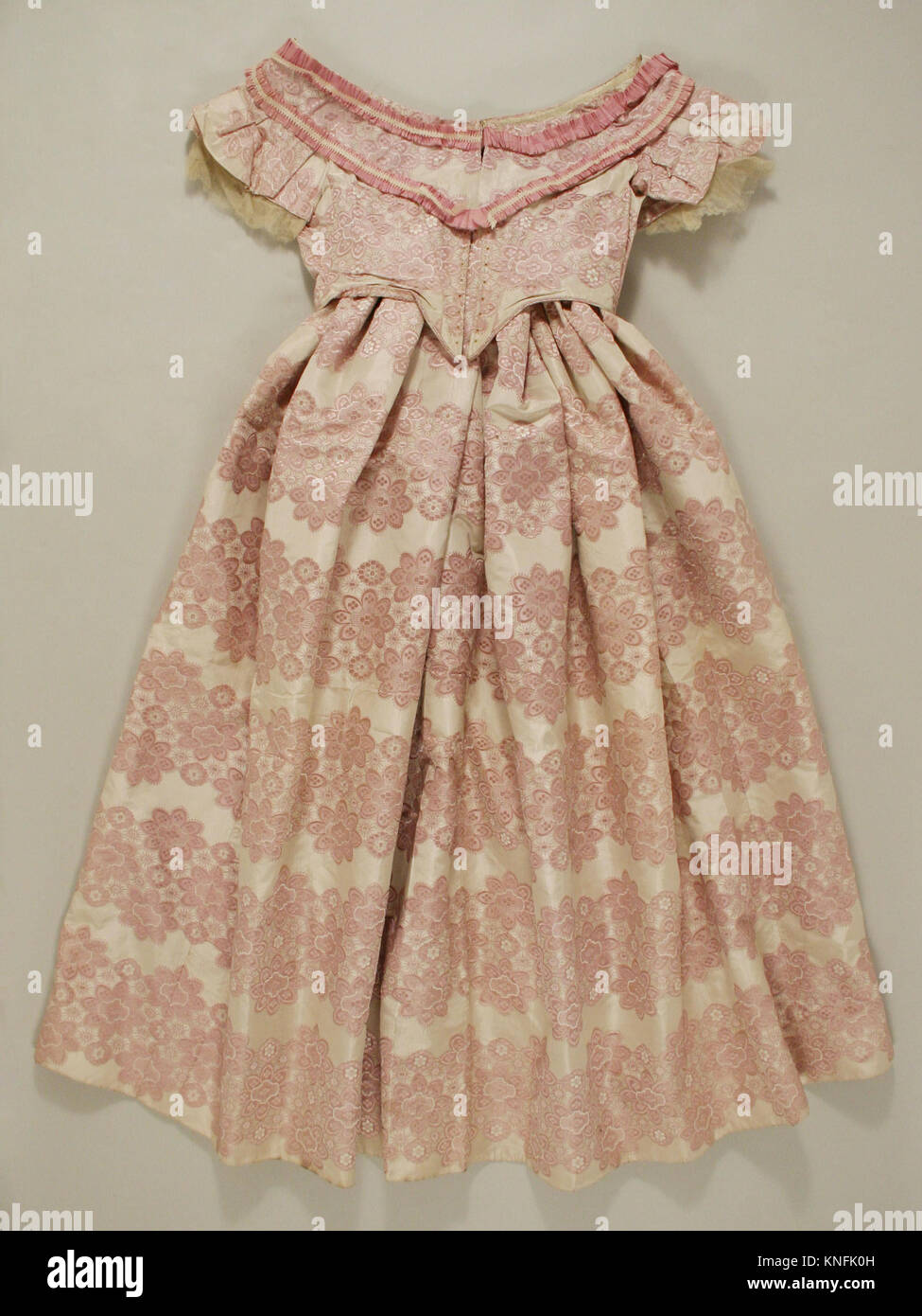 Une robe du XVIIIe siècle présente un travail et un design de tissu complexes, représentant la mode, le style et l'artisanat de classe supérieure caractéristiques de l'époque. Banque D'Images