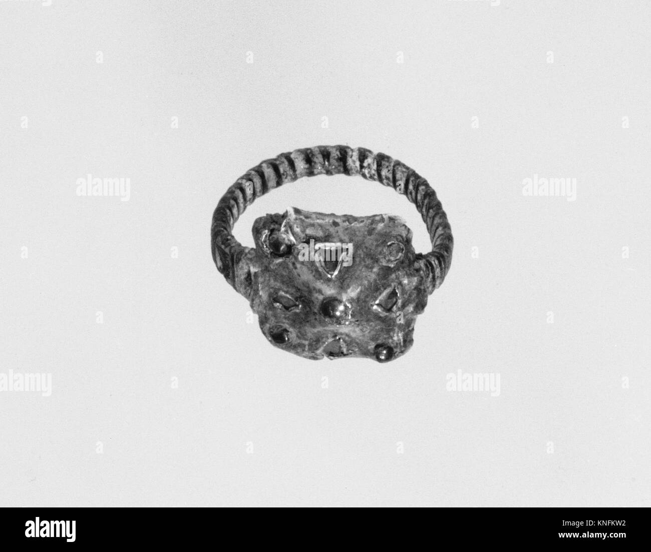 Anneau de doigt atteint 205767 465293 Frankish, anneau de doigt, ca. 600, alliage de cuivre bande ?, argent cadre avant de poudre d'or, pâte de verre ou grenat, Total : 1 x 13/16 x 1/2 in. (2,6 x 2,1 x 1,3 cm) cadre : 1/2 x 1/2 x 1/4 in. (1,3 x 1,3 x 0,7 cm). Le Metropolitan Museum of Art, New York. Don de J. Pierpont Morgan, 1917 (17,192.226) Banque D'Images
