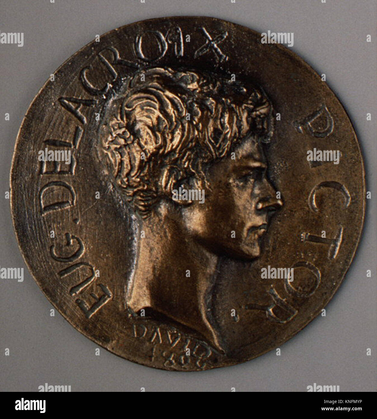 Ce médaillon de bronze de Pierre Jean David d'Angers représente Ferdinand Victor Eugène Delacroix, capturant sa ressemblance avec une expression détaillée et un savoir-faire artistique. Banque D'Images