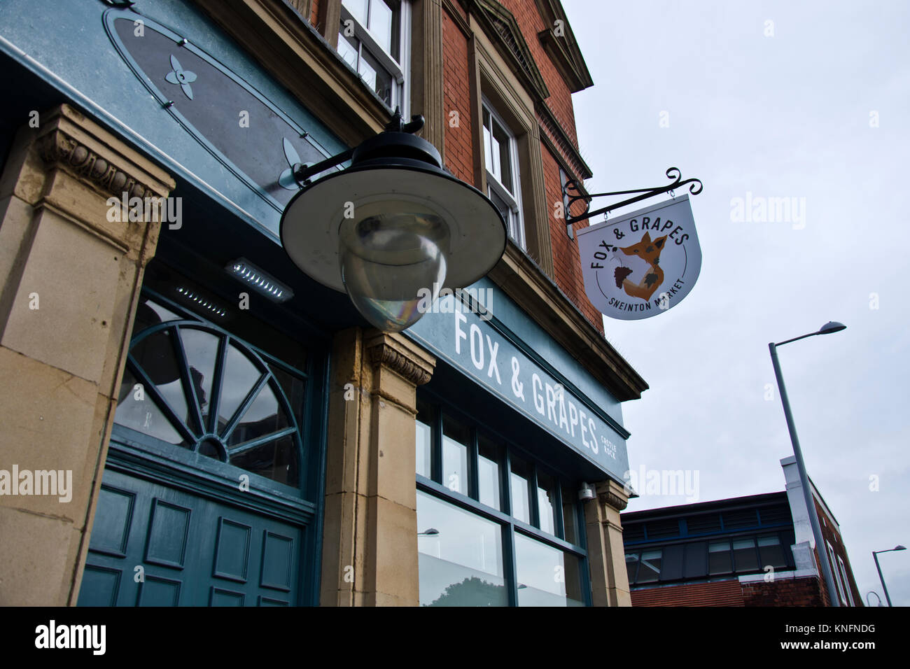 Fox and Grapes public house, Snienton, Nottingham, localement connu sous le nom de jolies fenêtres. Banque D'Images