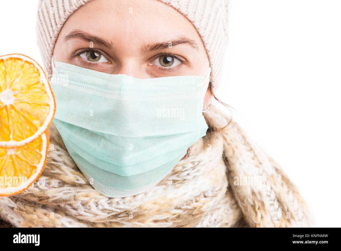 Femme malade montrant deux rondelles d'orange en tant que concept froid d'hiver et les vitamines naturelles traitement Banque D'Images