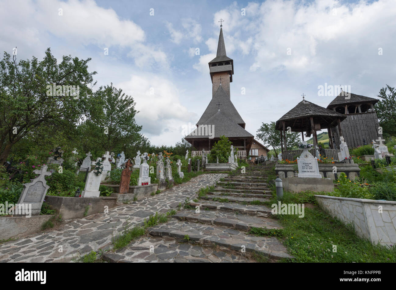 Églises en bois du Maramureș, Roumanie. Ancienne église en bois et cimetière à Botiza. Banque D'Images