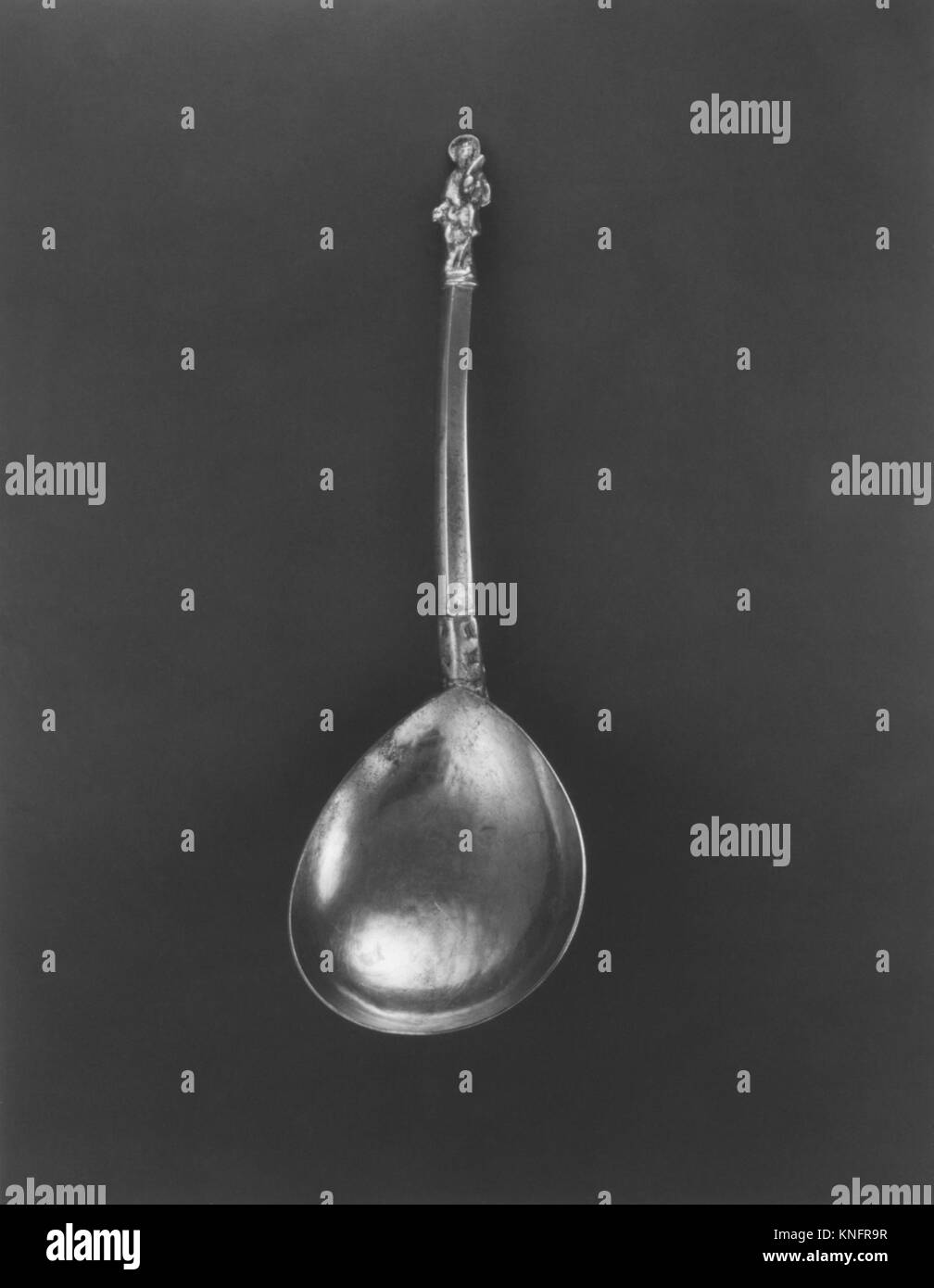 Cette cuillère d'apôtre en parcelle dorée suédoise du XIXe siècle, probablement par Gustaf Stafhell l'ancien, mesure 6 pouces et montre un savoir-faire artisanal complexe et un symbolisme religieux. Banque D'Images