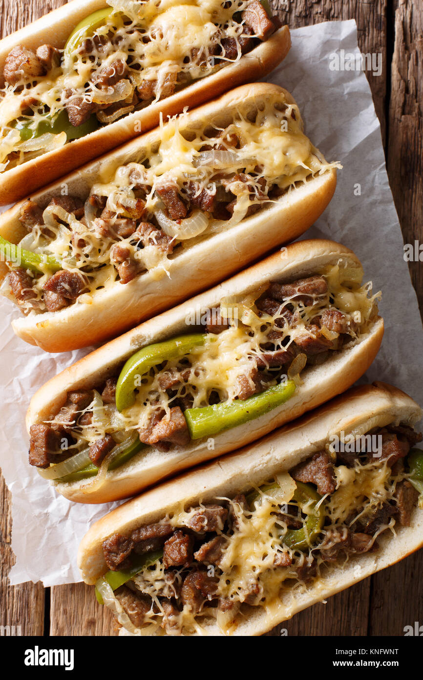 Philadelphia cheesesteak sandwich close-up sur le papier sur la table. Haut Vertical Vue de dessus Banque D'Images