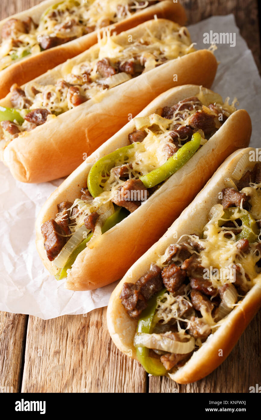 Cheesesteak délicieux sandwiches close-up sur le papier sur la table verticale. Banque D'Images