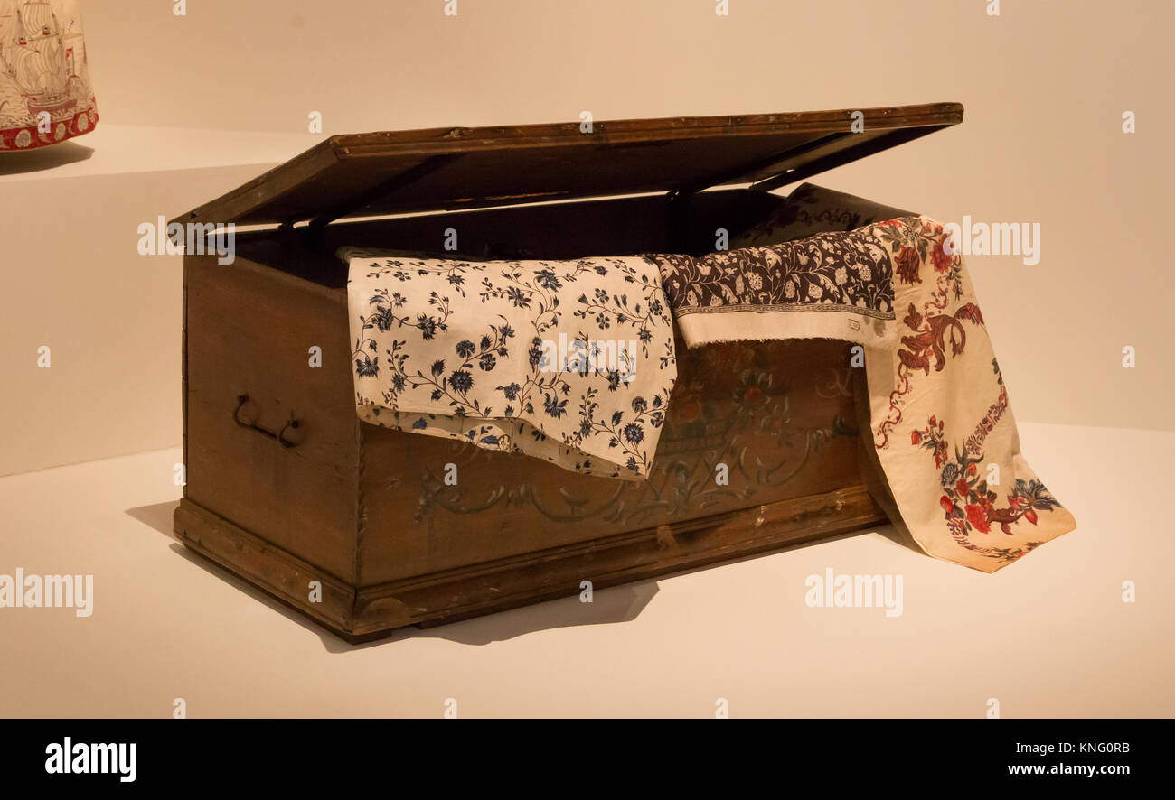 Ancien coffre en bois utilisée pour les vêtements - Les Pays-Bas Photo  Stock - Alamy