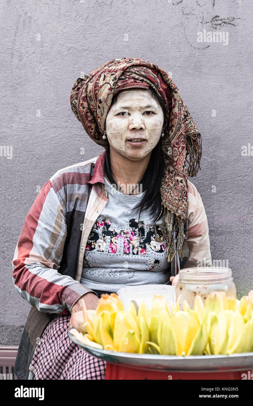 Femme à la Pagode Kyaiktiyo, Golden Rock, au Myanmar, en Asie Banque D'Images