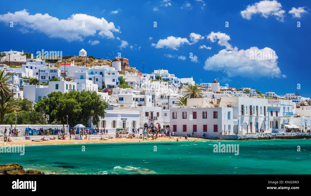 MYKONOS, GRÈCE - le 4 juillet 2017 : Belle vue sur la ville de Mykonos, dans les Cyclades. Il y a des maisons blanches et des bateaux dans le vieux port. Banque D'Images
